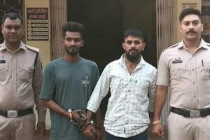 Viral Reel Craze: थाने को बनाया शूटिंग सेट, ‘आज जेल कल बेल’ वीडियो पड़ा भारी, दुर्ग पुलिस ने दो युवकों को किया गिरफ्तार