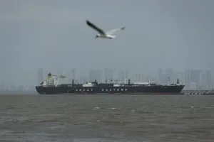 सीजफायर के घंटों बाद भड़का तनाव: Strait of Hormuz में ईरान की अंधाधुंध फायरिंग, Donald Trump के ऐलान को चुनौती