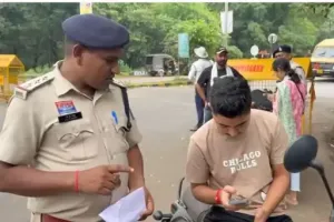 दुर्ग में सख्त ट्रैफिक नियम: सरकारी कर्मचारियों के लिए हेलमेट-सीट बेल्ट अनिवार्य, उल्लंघन पर होगी कड़ी कार्रवाई