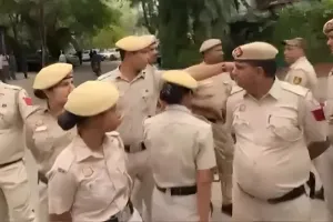 Assam Police Action: कांग्रेस नेता पवन खेड़ा के घर छापा, सीएम हिमंता की पत्नी पर लगाए आरोपों के बाद बढ़ा सियासी विवाद