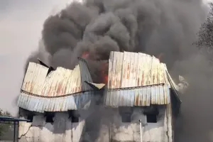 अंबिकापुर आग कांड में बड़ा एक्शन: मुकेश पटाखा एजेंसी संचालकों पर FIR, 55 घंटे बाद भी सुलगती इमारत से खतरा बरकरार