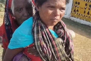 छत्तीसगढ़ में गरीबी और मजबूरी की मार: पेंशन लेने बुजुर्ग सास को पीठ पर ढोकर बैंक पहुंची बहू, वायरल VIDEO ने खोली सिस्टम की पोल