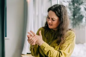 Arthritis Problem in Summer: गर्मी और डिहाइड्रेशन बढ़ा सकते हैं जोड़ों का दर्द, जानें कैसे रखें खुद का ख्याल