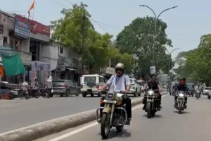 नेताओं के काफिलों के बीच अकेले बुलेट पर पहुंचे MLA, सोशल मीडिया पर वायरल हुई तस्वीर