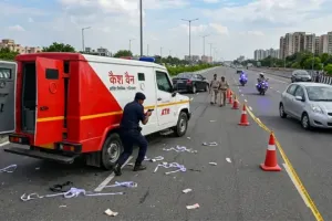 गाजियाबाद में दिनदहाड़े बड़ी लूट: फायरिंग के बीच ATM कैश वैन से 25 लाख पार, ड्राइवर को बंधक बनाकर बदमाश फरार 