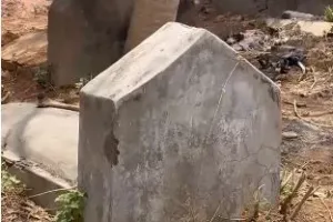 दुर्ग के श्मशान घाट में सनसनी: कब्रों के बाहर मिले मानव अवशेष, जांच में जुटी पुलिस और FSL टीम