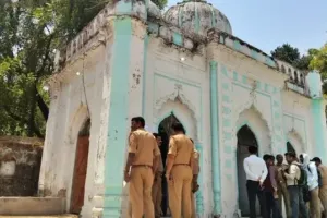 ‘मंदिर या मकबरा?’ मलिहाबाद में बढ़ा विवाद, जुमे की नमाज के बीच पुलिस छावनी में बदला इलाका