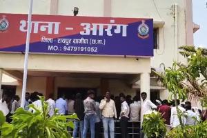 आरंग में थाने के बाहर फूटा गुस्सा, गौ सेवक पर मारपीट के आरोप के बाद सतनामी समाज का उग्र प्रदर्शन