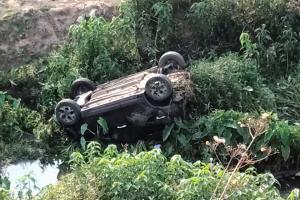 खाई में समाई रफ्तार! नेशनल हाईवे-130 पर बड़ा हादसा, 40 फीट नीचे गिरी कार… युवक की हालत गंभीर