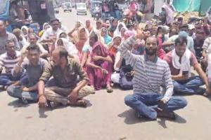 Ambikapur Protest: अस्पताल में जनरेटर में फंसी चुन्नी से महिला गार्ड की दर्दनाक मौत, मुआवजे की मांग पर परिजनों ने सड़क पर शव रखकर किया उग्र प्रदर्शन