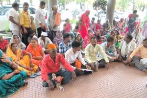 शराब के साए में बर्बाद हो रहा गांव! रिश्ते टूटे, युवाओं की शादी रुकी… अब ग्रामीणों ने प्रशासन को दी चक्काजाम की चेतावनी