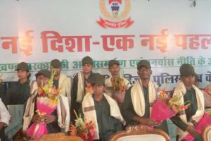 झारखंड में नक्सल नेटवर्क को बड़ा झटका: 27 माओवादियों ने छोड़ी बंदूक, हथियारों का जखीरा बरामद