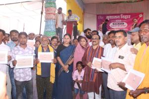 सुशासन शिविर: कलेक्टर पदमिनी भोई साहू ने भीखमपुरा में लगाया चौपाल, ग्रामीणों के द्वार पहुंचा पूरा प्रशासन 