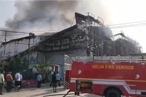दिल्ली के अलीपुर में बैंक्वेट हॉल में भीषण आग: GT करनाल हाईवे पर मचा हड़कंप, दमकल की 12 से ज्यादा गाड़ियां मौके पर