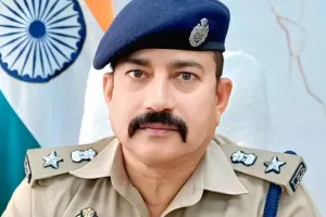 वर्दी में Reel बनाना पड़ेगा भारी! UP पुलिस का बड़ा एक्शन, हापुड़ में सोशल मीडिया स्टार पुलिसकर्मियों की तैयार हो रही लिस्ट