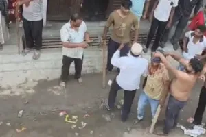 ईद की नमाज के बाद 200 रुपये ने कराया खूनी बवाल, हापुड़ में दो पक्षों में जमकर पथराव, 15 से ज्यादा घायल, जाने क्या है मामला... 