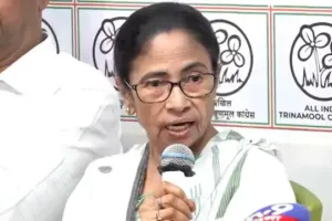 बंगाल में सियासी टकराव तेज: इस्तीफे से इनकार पर घिरीं ममता, महेश जेठमलानी ने उठाए संवैधानिक सवाल