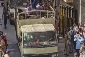 बकरीद से पहले मुंबई में हाई वोल्टेज ड्रामा! सोसाइटी में बकरियों को लेकर बढ़ा तनाव, भारी पुलिस तैनात