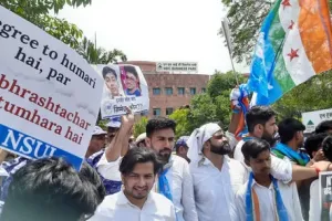 NEET Paper Leak Protest: NTA मुख्यालय पर NSUI का हंगामा, बैरिकेडिंग तोड़ने की कोशिश में पुलिस से भिड़े कार्यकर्ता