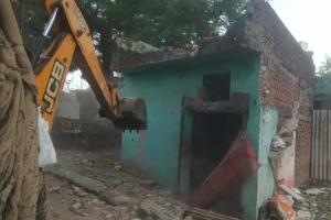 बिलासपुर में ऑपरेशन क्लीन: कबाड़ माफियाओं के 40 ठिकानों पर जड़ा ताला, बुलडोजर से रौंदा गया चोरियों का बैक-ऑफ़िस