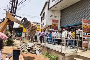 रायपुर में अतिक्रमण पर बड़ा एक्शन: सड़क और नाली निर्माण के रास्ते से हटाए गए कब्जे