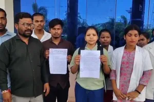 सूरजपुर के पैरामेडिकल संस्थान पर गंभीर आरोप: फीस लेने के बाद छात्रों को परीक्षा से किया वंचित, कार्रवाई की मांग
