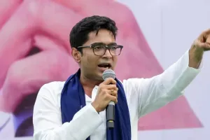 बंगाल की सियासत में फिर हलचल! शिक्षक भर्ती घोटाले की जांच के बीच ED के सामने पहुंचे अभिषेक बनर्जी