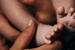 GTB अस्पताल से 7 महीने का मासूम गायब! भरोसा जीतकर मां की गोद से बच्चा ले उड़ी शातिर महिला