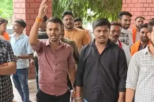 संदिग्ध मांस मामले पर धमतरी में बढ़ा तनाव! हिंदू संगठनों ने निगम कार्यालय का किया घेराव, प्रशासन को 24 घंटे की दी चेतावनी