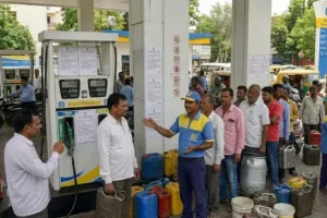 पेट्रोल-डीजल खरीदने के नियम बदले! सरकार ने तय की नई लिमिट, अब एक दिन में नहीं ले सकेंगे मनचाहा तेल 