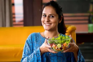 Monsoon Diet Tips: बारिश के मौसम में क्या खाएं और किन फूड्स से करें परहेज? जानिए हेल्दी रहने का सही तरीका