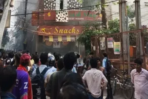 दिल्ली अग्निकांड: मालवीय नगर के रेस्टोरेंट में भीषण आग, 12 से अधिक लोगों की मौत, जान बचाने के लिए इमारत से कूदे लोग