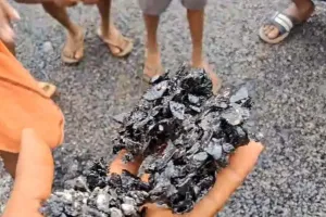 Surguja Road Construction: बनते ही उखड़ गई सड़क! जन-मन योजना के काम पर ग्रामीणों ने खोली पोल, हाथों से निकाली परत, देखे वीडियो... 