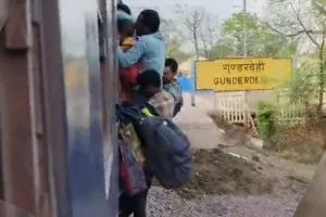 अंतागढ़-रायपुर लोकल ट्रेन में जान हथेली पर रखकर सफर, भीड़ के बीच गेट पर लटकने को मजबूर यात्री