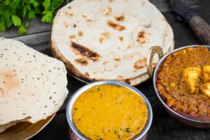 Vastu Tips for Eating: खाना खाते समय भूलकर भी न करें ये गलतियां, वरना बढ़ सकता है वास्तु दोष और आर्थिक संकट