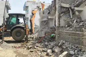 रायपुर में अवैध प्लाटिंग पर चला बुलडोजर: भाठागांव में मुरूम रोड ध्वस्त, विंध्यनगर के 4 अवैध निर्माणों पर कार्रवाई