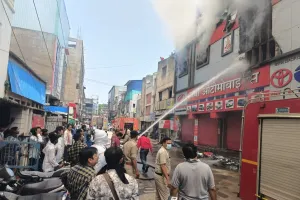 रायपुर में ऑटोमोबाइल शॉप में भीषण आग! मौके पर पहुंचीं फायर ब्रिगेड की कई गाड़ियां, इलाके में मची अफरा-तफरी
