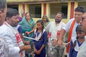छत्तीसगढ़ में स्कूल में मचा सियासी घमासान! साइकिल योजना पर उठे भ्रष्टाचार के सवाल, रवि भगत को पुलिस ने लिया हिरासत में
