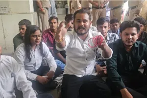 चूड़ी पहन लो और चश्मा लगा लो,.... बिलासपुर में एनएसयूआई  का अनोखा प्रदर्शन 