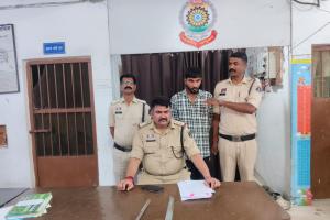 शराब दुकान के पास युवक की चाकू मारकर हत्या, एक आरोपी और अपचारी बालक गिरफ्तार