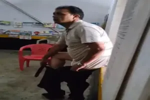 Janjgir-Champa News: सरकारी स्कूल के हेडमास्टर पर बच्चों के सामने अशोभनीय हरकत का आरोप, छात्राओं की शिकायत के बाद पुलिस ने लिया हिरासत में, देखे वीडियो 