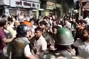 बिलासपुर में देर रात बवाल! विवाद के बाद दो पक्षों में पथराव, पुलिस ने छोड़े आंसू गैस के गोले; इलाके में भारी बल तैनात
