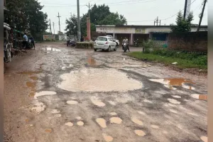 बारिश ने खोल दी सड़क की पोल! नरदहा में गड्ढे बने आफत, बार-बार की मरम्मत से ग्रामीण परेशान