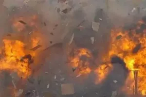 बंगाल में उपचुनाव से पहले ‘बम कांड’ से सनसनी! रेजीनगर में धमाका, कंटेनर से बरामद हुआ विस्फोटकों का जखीरा