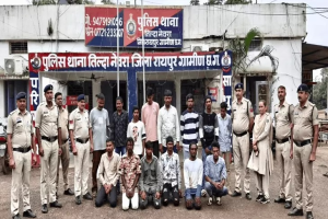 CG News: IPS के बेटे से भिड़ना पड़ा भारी! 2 आरोपी गिरफ्तार, पुलिस ने हथकड़ी लगाकर निकाला जुलूस