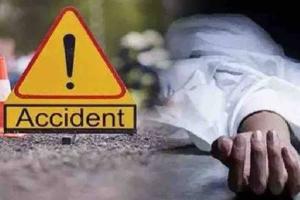 ट्रेलर के पहियों के नीचे आई महिला, पति और मां गंभीर रूप से घायल, चालक वाहन समेत फरार