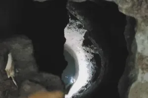 बाथरूम का फर्श धंसा तो खुला जमीन का राज! घर के नीचे मिला 60 फीट गहरा पुराना कुआं, नजारा देखने उमड़ी भीड़