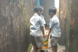 जिस हाथ में होनी चाहिए थी किताब, उसी हाथ में थमा दी पानी से भरी बाल्टी