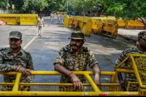 दिल्ली में SIR पर सियासी संग्राम तेज, जंतर-मंतर पहुंचे सौरभ भारद्वाज हिरासत में; 11 मेट्रो स्टेशनों पर एंट्री-एग्जिट बंद
