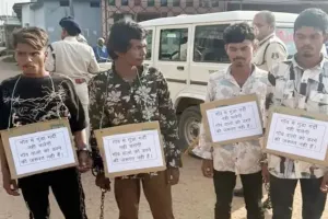 गांव में हथियार लेकर दबंगई पड़ी भारी, पुलिस ने चार युवकों को तख्तियां पहनाकर कराया पैदल भ्रमण